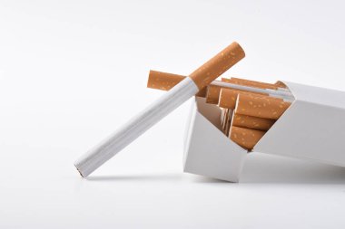 Beyaz arkaplanda izole edilmiş sigara kutusunu kapat