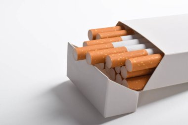 Beyaz arkaplanda izole edilmiş sigara kutusunu kapat