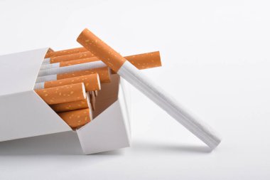 Beyaz arkaplanda izole edilmiş sigara kutusunu kapat