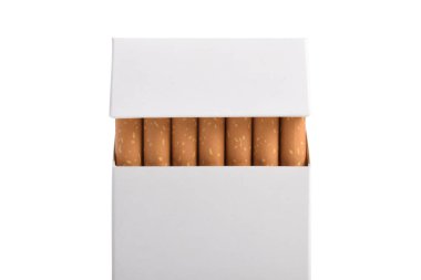 Beyaz arka planda izole edilmiş bir sigara kutusu