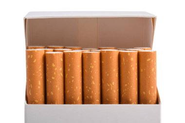 Beyaz arka planda izole edilmiş bir sigara kutusu