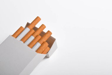 Beyaz arka planda izole edilmiş bir sigara kutusu