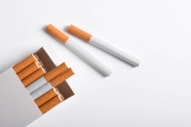 Beyaz arka planda izole edilmiş sigara kutusu, üst görünüm