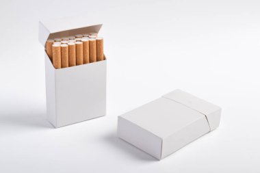 Beyaz arkaplanda izole edilmiş sigara paketi