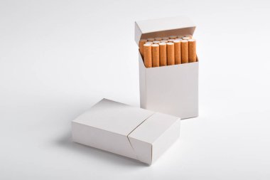 Beyaz arkaplanda izole edilmiş sigara paketi