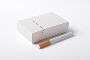 Beyaz arkaplanda izole edilmiş sigara paketi