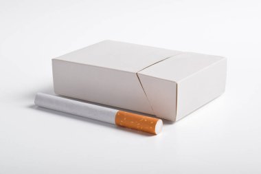 Beyaz arkaplanda izole edilmiş sigara paketi