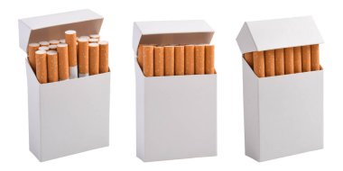 Beyaz arka planda izole edilmiş boş sigara paketleri.