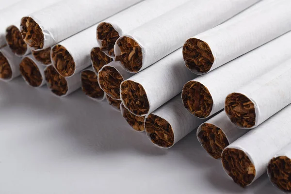 Beyaz arka planda izole edilmiş sigaralar. Kötü alışkanlıklar. Sigara içmek akciğer kanserine yol açar