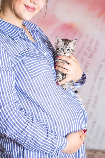 Chica Embarazada Con Gatitos — Foto de Stock