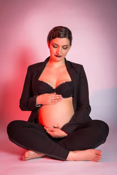 Giovane Ragazza Sta Aspettando Bambino — Foto Stock