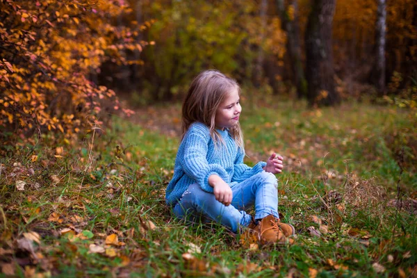 Malá dívka kráčející v podzimním lese v oblečení Blu — Stock fotografie