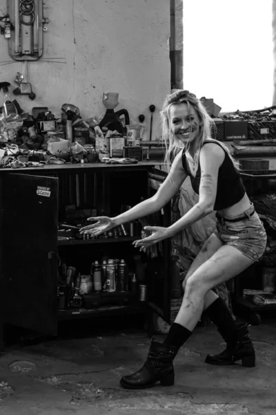 Dívka v automobilové službě pracuje s pneumatikami — Stock fotografie