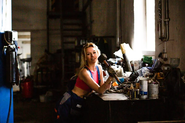 Ein Mädchen im Autoservice arbeitet mit Reifen — Stockfoto