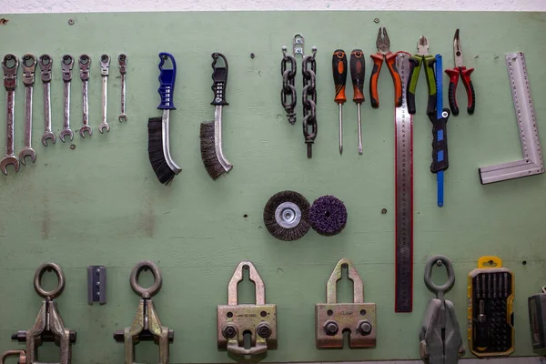 Инструменты для работы в гараже — стоковое фото