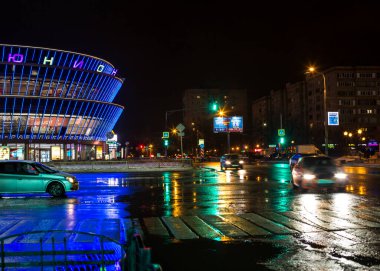 Yağmurdan sonra yoldaki aydınlanmanın yansıması