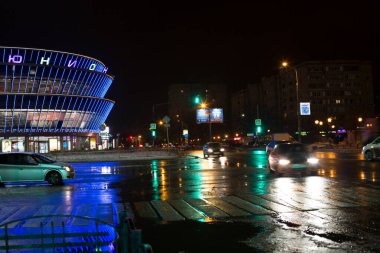 Yağmurdan sonra yoldaki aydınlanmanın yansıması
