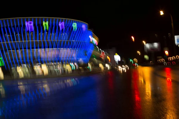 Reflexão de iluminação na estrada após a chuva — Fotografia de Stock