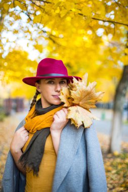 Sonbahar şehrinde yürüyen bir kız