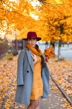 Sonbahar şehrinde yürüyen bir kız