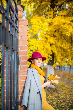 Sonbahar şehrinde yürüyen bir kız
