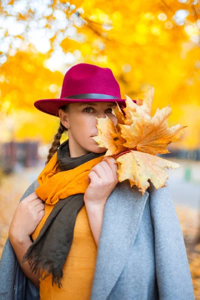 Mädchen zu Fuß in der Herbststadt — Stockfoto
