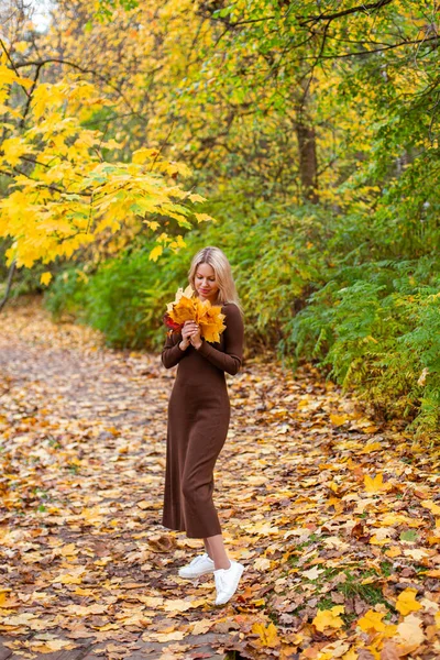 Schoonheid meisje in de herfst park — Stockfoto