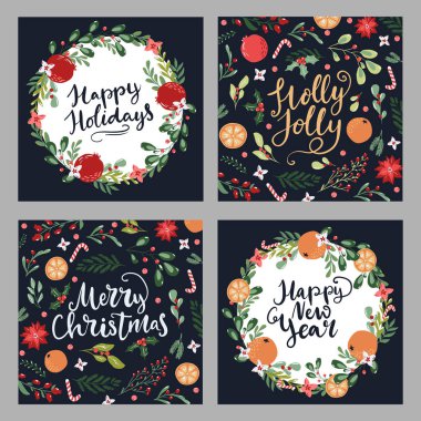 Bir dizi el çizimi Mutlu Noeller tebrik kartları. Üzerinde tipografi yazıları, çiçek dalları ve çiçekler var. Geleneksel renklerde modern İskandinav tarzı