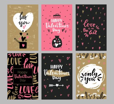 Sevgililer Günü tebrik kartları, el yazısıyla tebrik kartları ve arka planda dekoratif desenli fırça darbeleri. Sevgililer günün kutlu olsun, seni seviyorum. Altın, siyah, pembe, beyaz renkler.