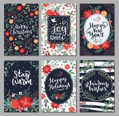 Noel tebrik kartı koleksiyonu, el yazısı ve el çizimi kış tatili ve Noel unsurları ve geleneksel renklerle çiçek aranjmanı.
