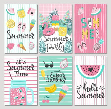 Sevimli yaz kartları ve el çizimi harfleri olan posterler, Merhaba Summer, plaj partisi, yaz titreşimleri ve meyveler, flamingolar, palmiye yaprakları ve desenli arka plan