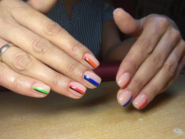 Manikürcü onu mükemmel bir manikürcüye dönüştürdü. Ellerinde cilalı jöle vardı ve müşteri mutluydu.