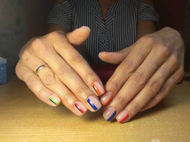 Manikürcü onu mükemmel bir manikürcüye dönüştürdü. Ellerinde cilalı jöle vardı ve müşteri mutluydu.