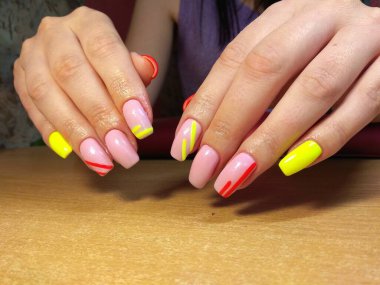 Manikürcü onu mükemmel bir manikürcüye dönüştürdü. Ellerinde cilalı jöle vardı ve müşteri mutluydu.