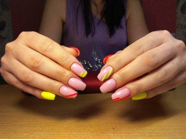 Manikürcü onu mükemmel bir manikürcüye dönüştürdü. Ellerinde cilalı jöle vardı ve müşteri mutluydu.