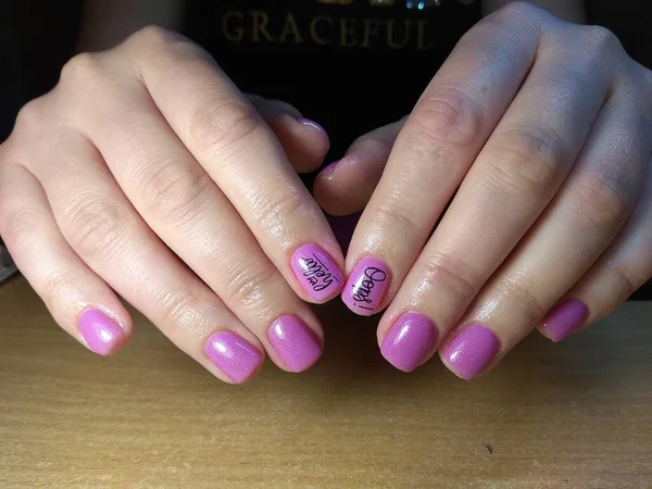 Manicurista Hizo Excelentemente Trabajo Una Hermosa Manicura Con Gel Polaco — Foto de Stock