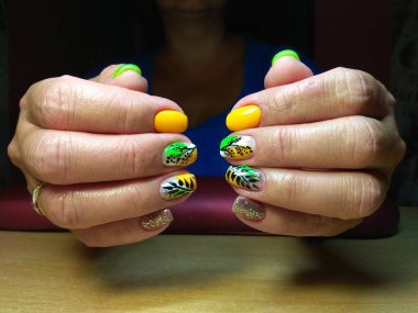 Manikürcü onu mükemmel bir manikürcüye dönüştürdü. Ellerinde cilalı jöle vardı ve müşteri mutluydu.