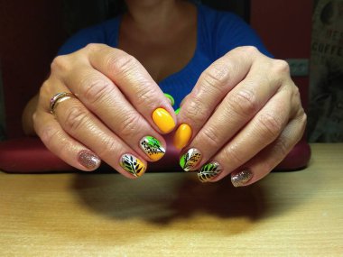 Manikürcü onu mükemmel bir manikürcüye dönüştürdü. Ellerinde cilalı jöle vardı ve müşteri mutluydu.