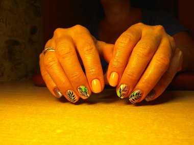 Manikürcü onu mükemmel bir manikürcüye dönüştürdü. Ellerinde cilalı jöle vardı ve müşteri mutluydu.