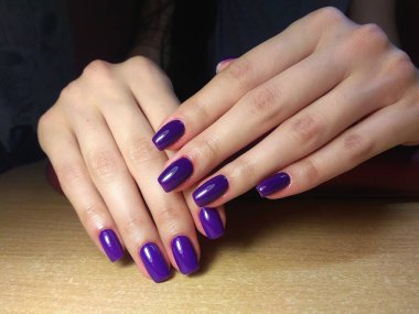 Manikürcü onu mükemmel bir manikürcüye dönüştürdü. Ellerinde cilalı jöle vardı ve müşteri mutluydu.