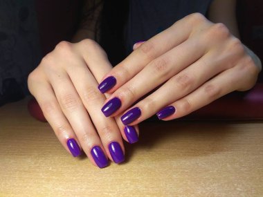 Manikürcü onu mükemmel bir manikürcüye dönüştürdü. Ellerinde cilalı jöle vardı ve müşteri mutluydu.