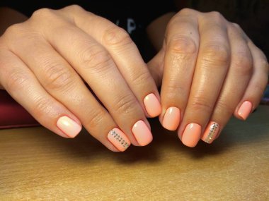 Manikürcü onu mükemmel bir manikürcüye dönüştürdü. Ellerinde cilalı jöle vardı ve müşteri mutluydu.