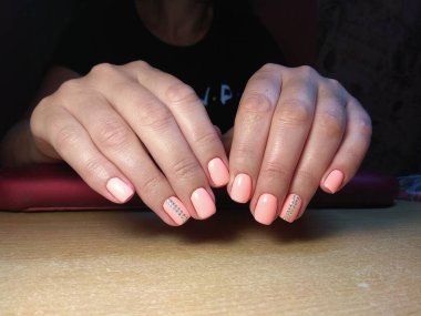 Manikürcü onu mükemmel bir manikürcüye dönüştürdü. Ellerinde cilalı jöle vardı ve müşteri mutluydu.