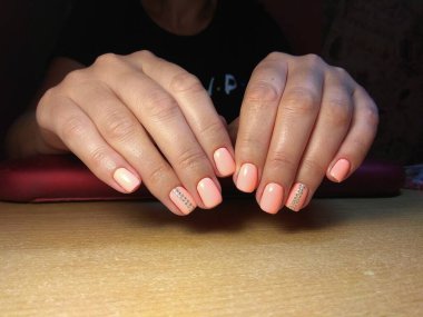 Manikürcü onu mükemmel bir manikürcüye dönüştürdü. Ellerinde cilalı jöle vardı ve müşteri mutluydu.