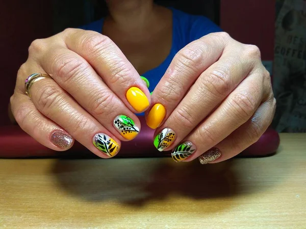 Manikürcü onu mükemmel bir manikürcüye dönüştürdü. Ellerinde cilalı jöle vardı ve müşteri mutluydu.