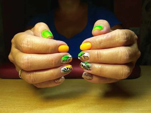 Manicurista Hizo Excelentemente Trabajo Una Hermosa Manicura Con Gel Polaco —  Fotos de Stock