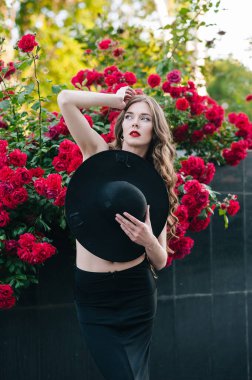 Siyah elbiseli Ukraynalı kız açık havada şapkalı.