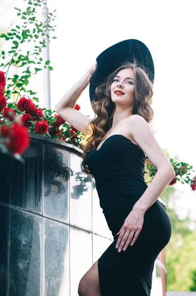 Украинка Черном Платье Открытом Воздухе Шляпе — стоковое фото