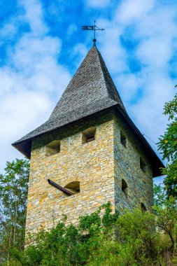 Kamyanets-Podilsky şatoda eski antik taş Kulesi fotoğrafı