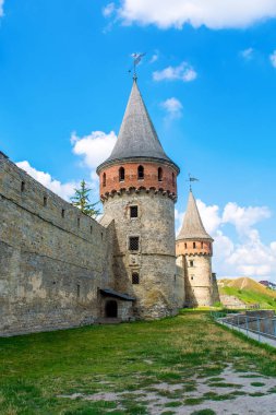 Kamyanets-Podilsky birçok yüksekliği kuleli eski antik taş castle fotoğrafı